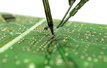 13183304-das-loten-von-elektronischen-bauteilen-auf-einer-zahlung-f-r-den-computer
